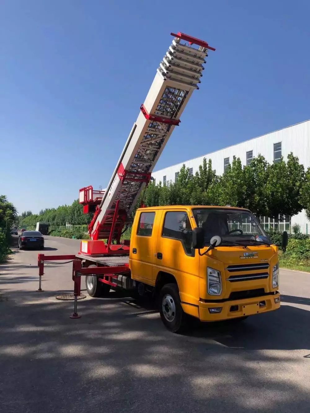 枣庄山亭附近的云梯车出租服务：轻松解决高空作业需求