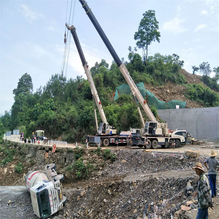 枣庄山亭汽车掉沟里叫吊车救援要多少钱